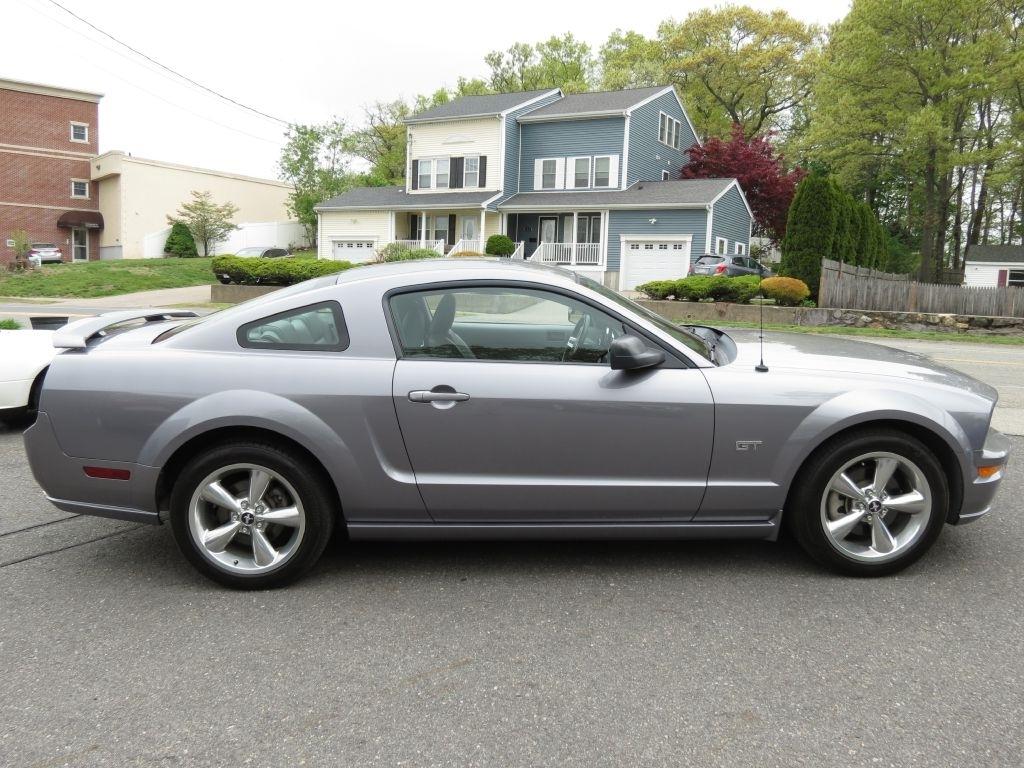 Ford Mustang GT Deluxe Coupe 2006