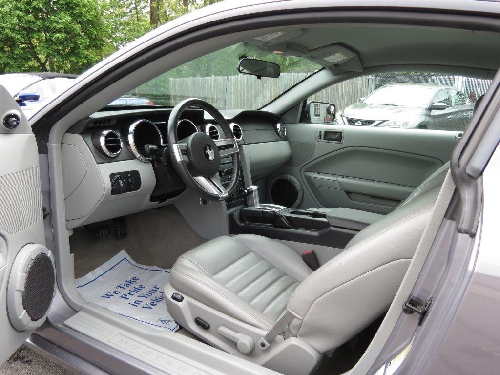 Ford Mustang GT Deluxe Coupe 2006