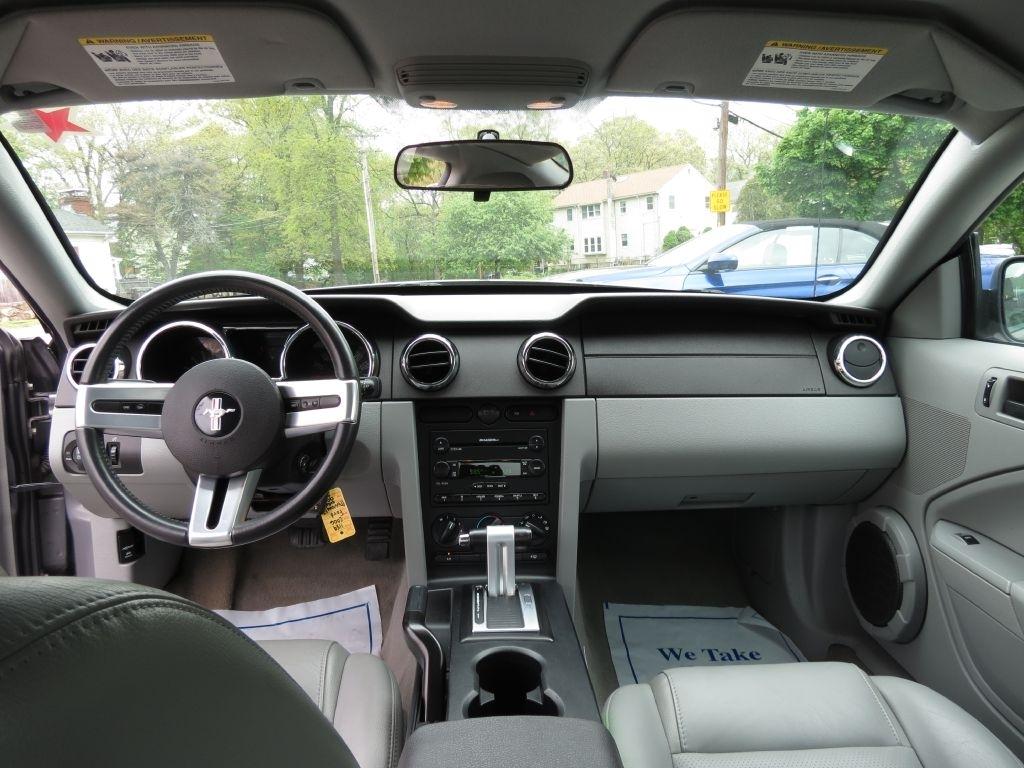 Ford Mustang GT Deluxe Coupe 2006
