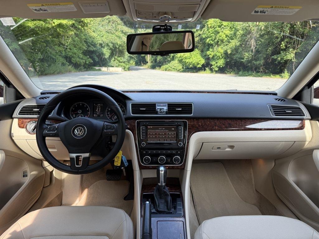 Volkswagen Passat 2.5L SEL 2012