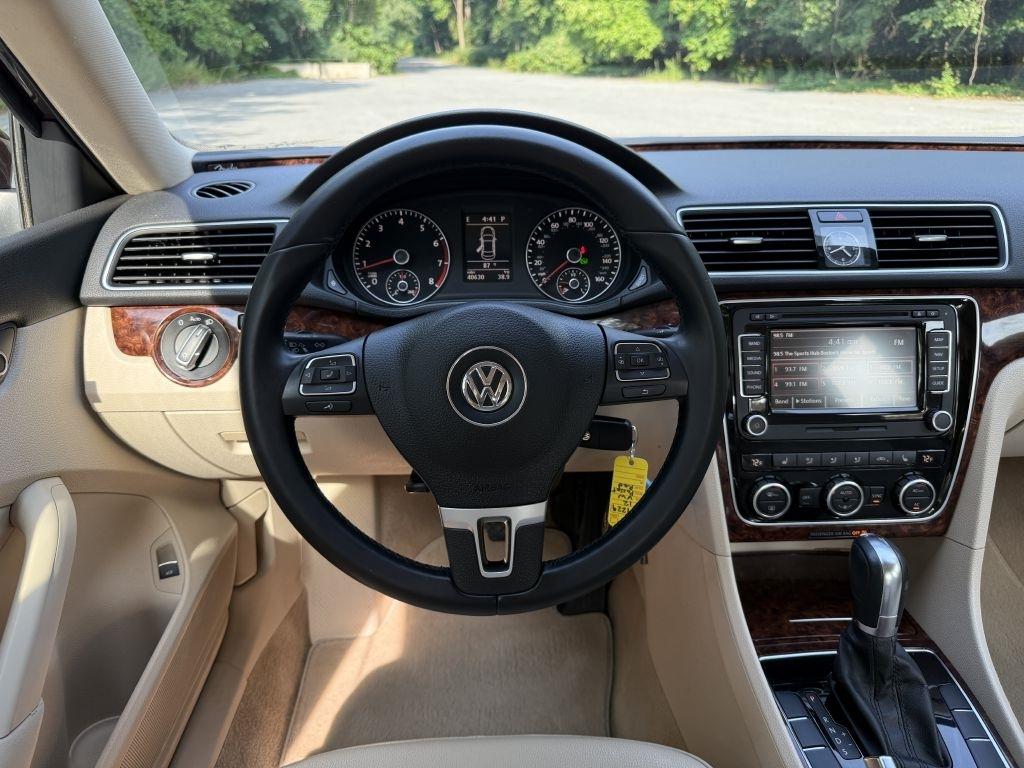 Volkswagen Passat 2.5L SEL 2012