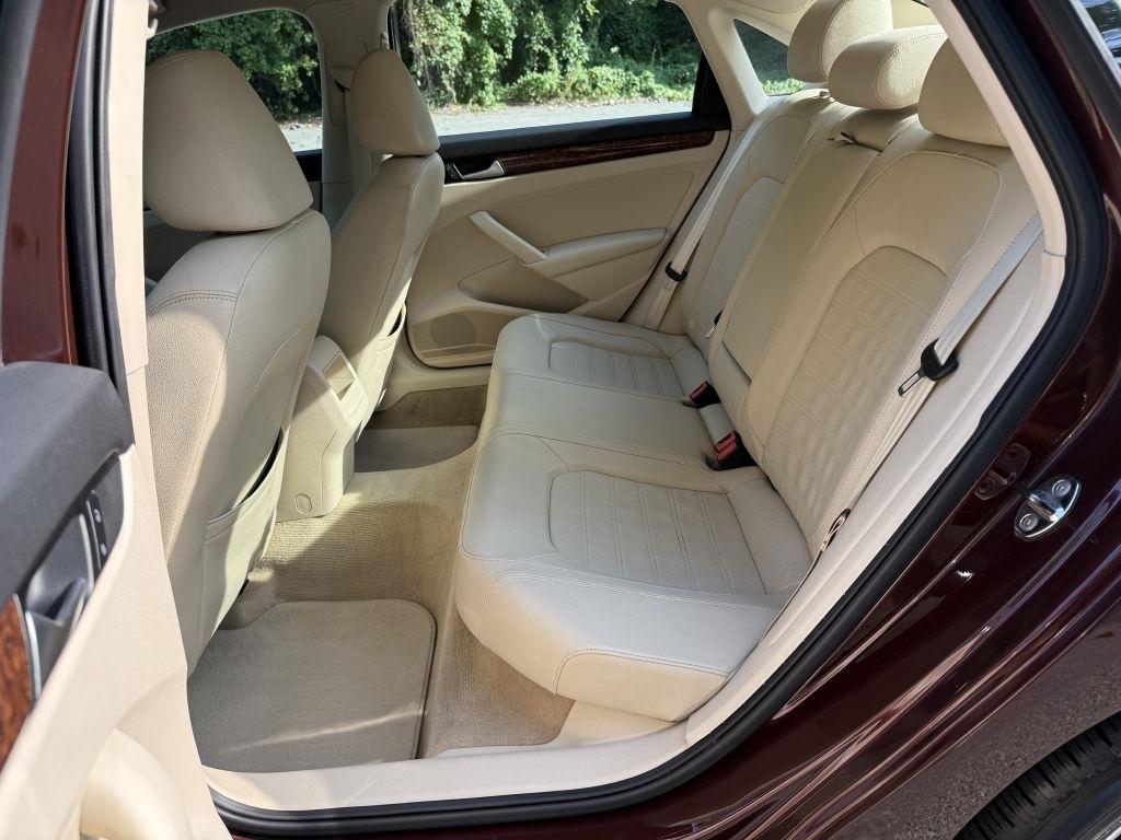 Volkswagen Passat 2.5L SEL 2012