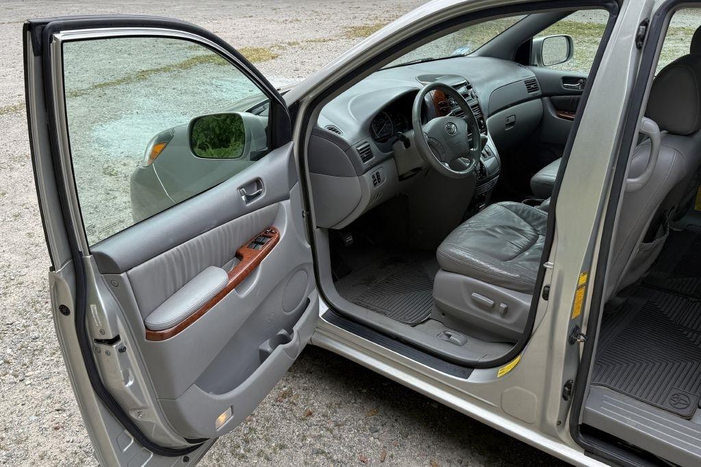 Toyota Sienna XLE 2004