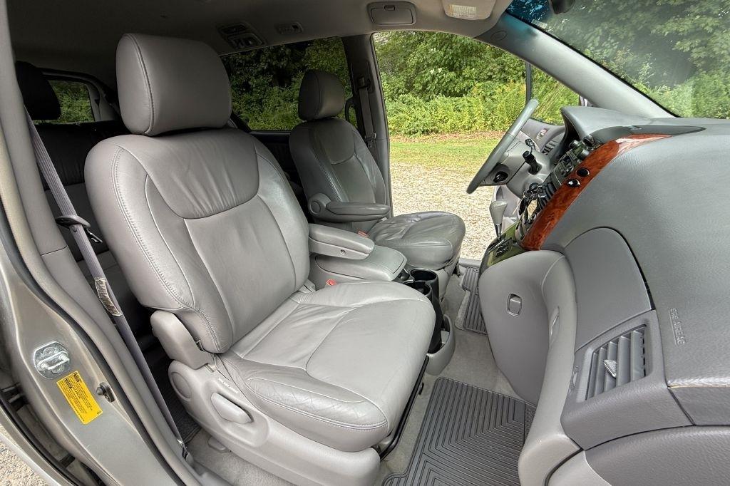 Toyota Sienna XLE 2004