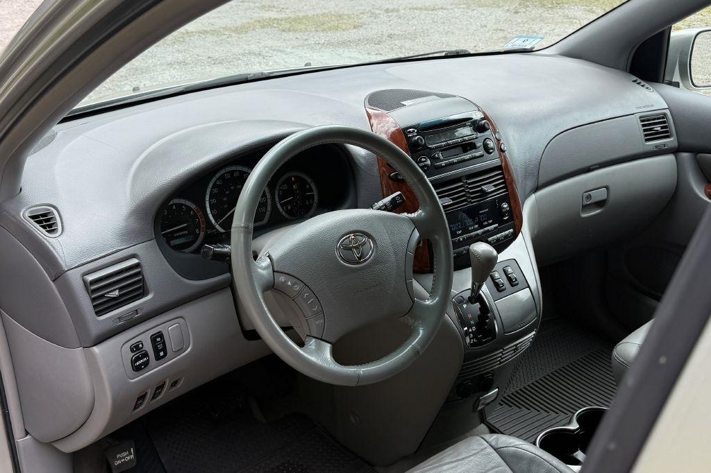 Toyota Sienna XLE 2004