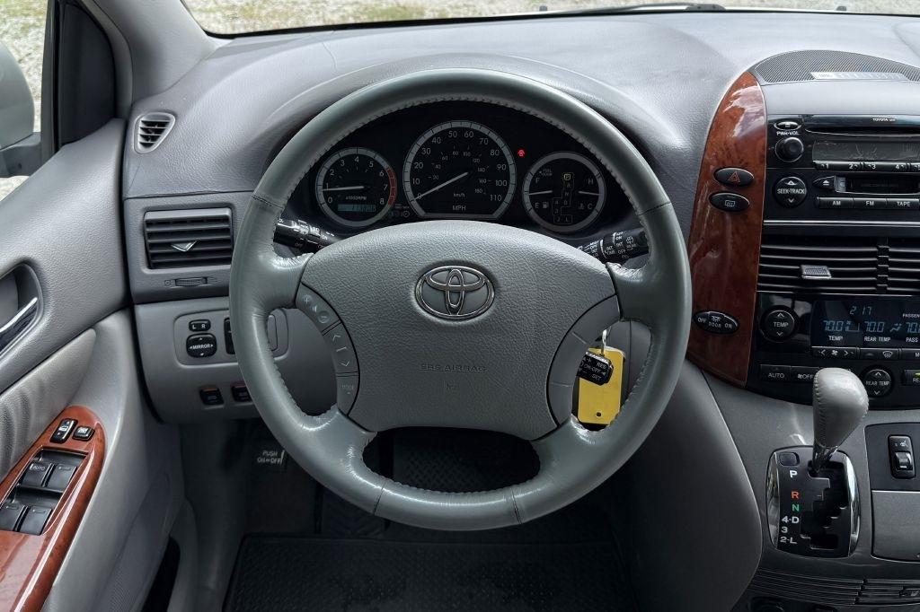 Toyota Sienna XLE 2004