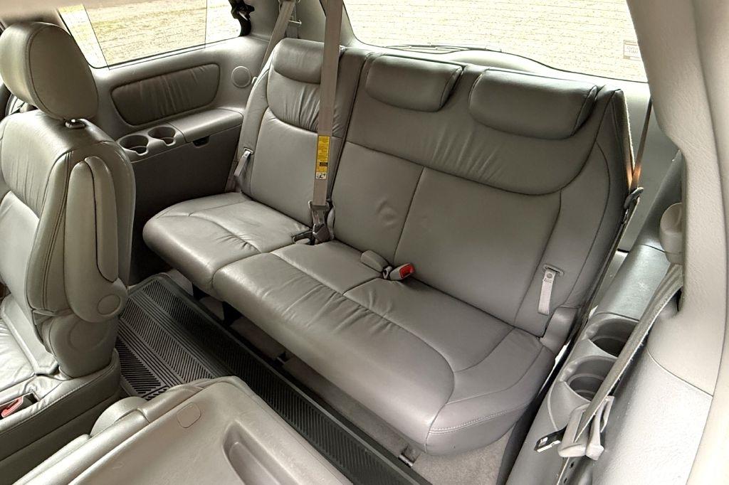 Toyota Sienna XLE 2004