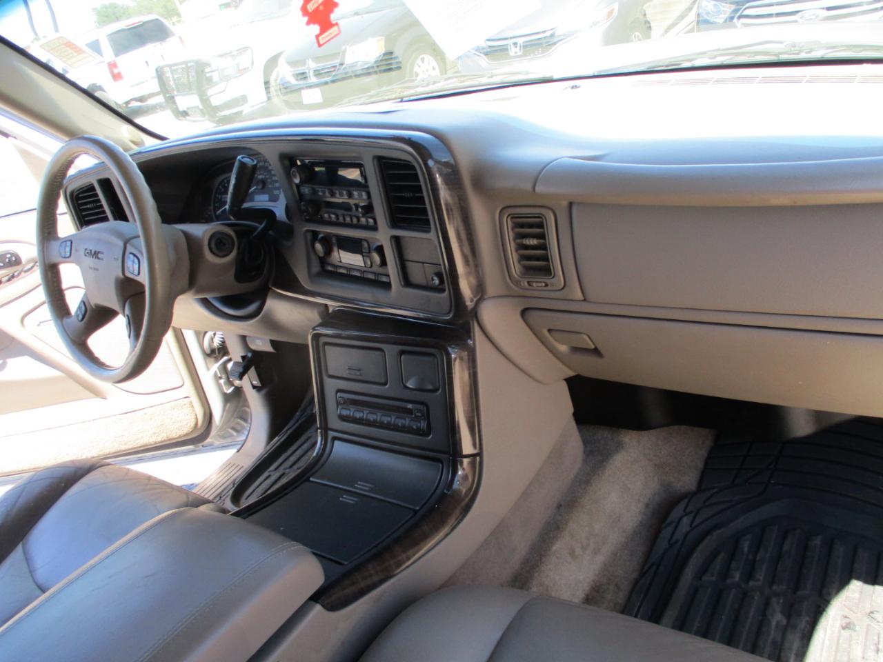 GMC Yukon Denali Base 2005