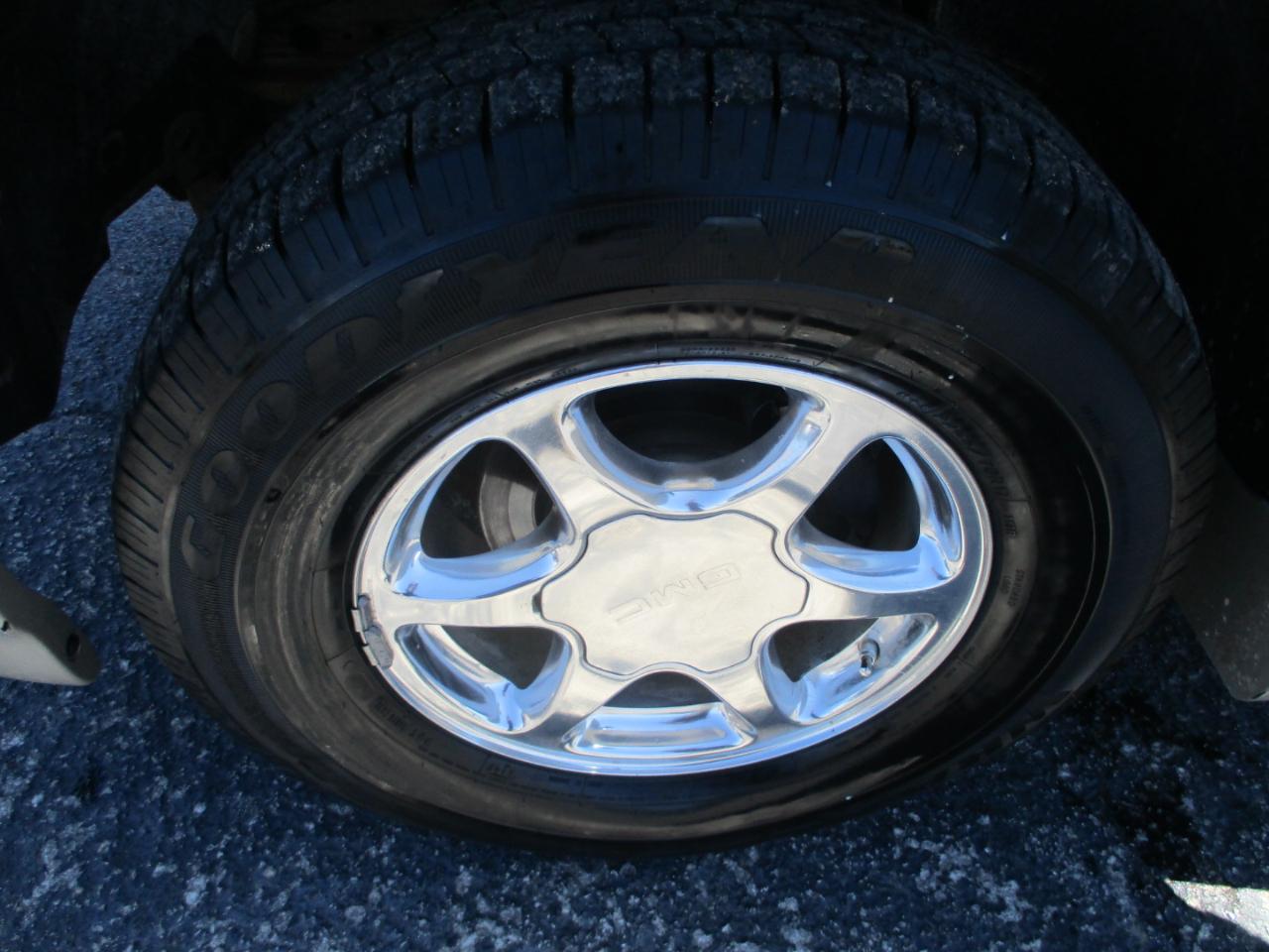 GMC Yukon Denali Base 2005