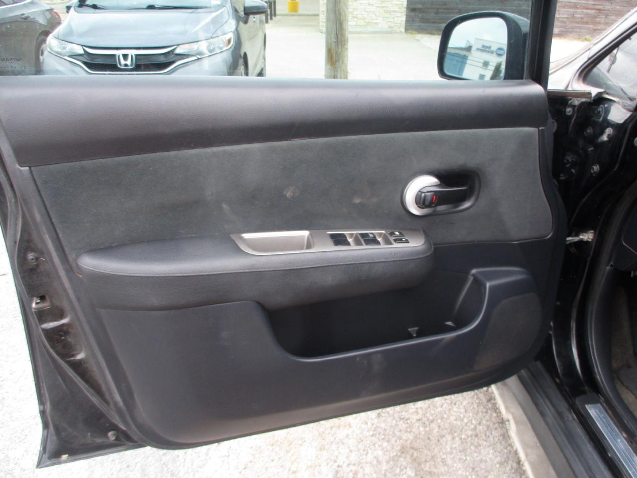 Nissan Versa 5dr HB Auto 1.8 S 2012