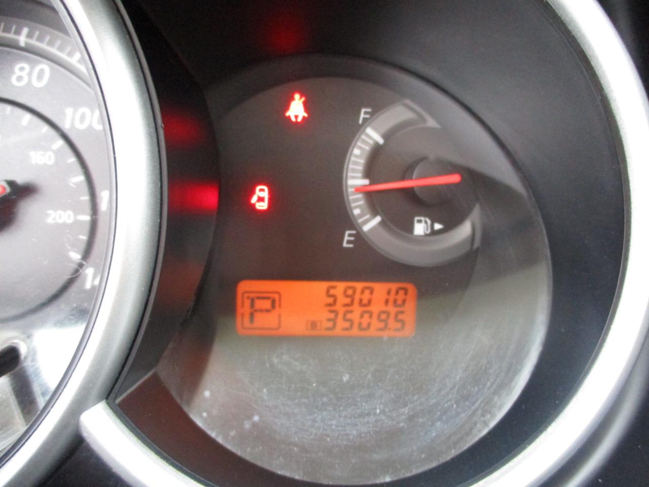 Nissan Versa 5dr HB Auto 1.8 S 2012