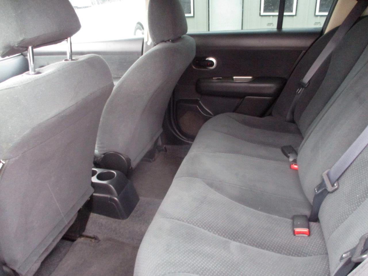 Nissan Versa 5dr HB Auto 1.8 S 2012