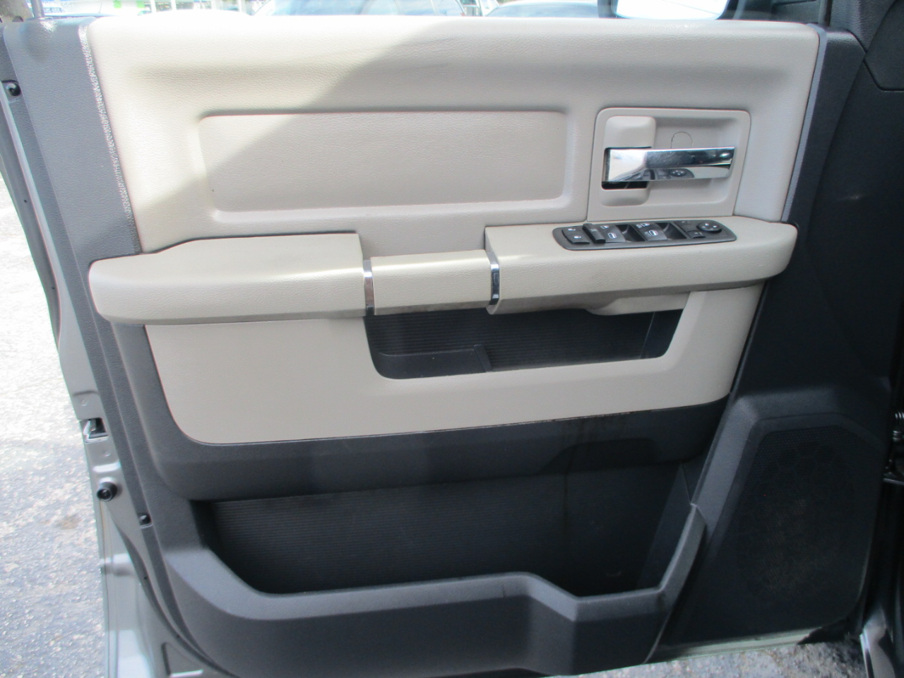 RAM 1500 2WD Quad Cab 140.5" SLT 2012