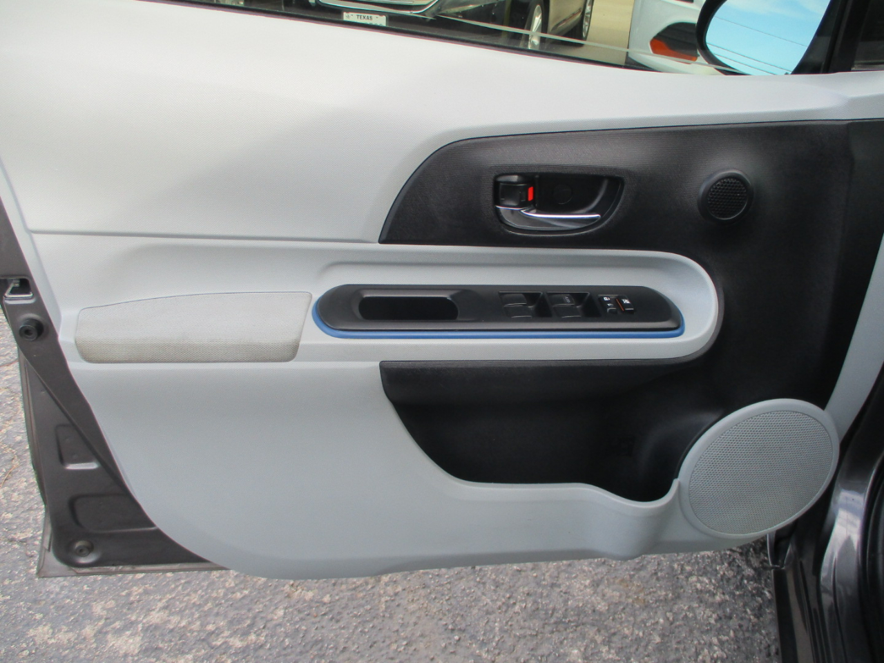 Toyota Prius c 5dr HB Three (Natl) 2012