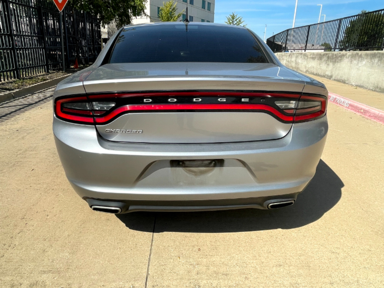 Dodge Charger 4dr Sdn SE RWD 2016