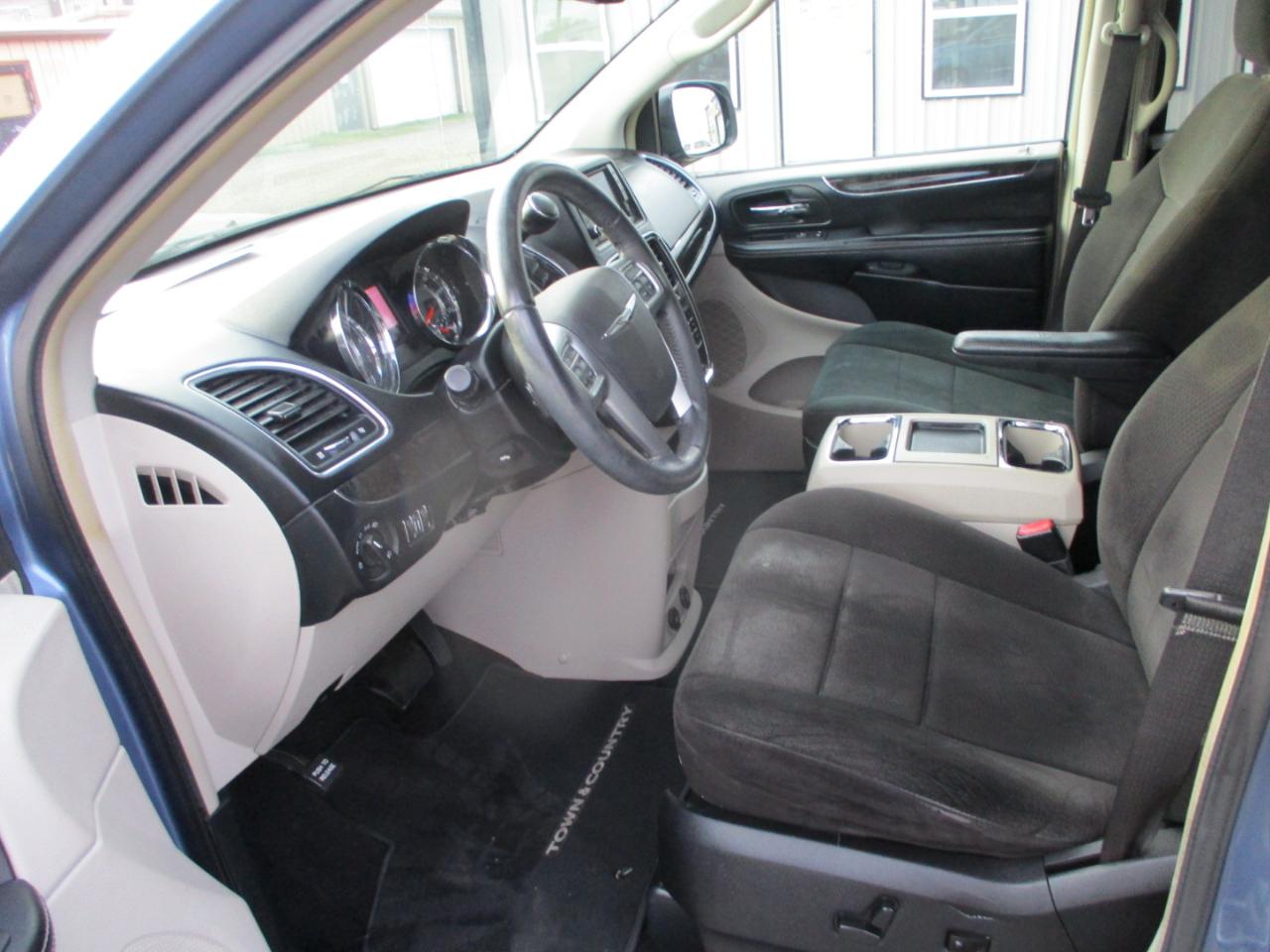 Chrysler Town & Country 4dr Wgn Touring 2012