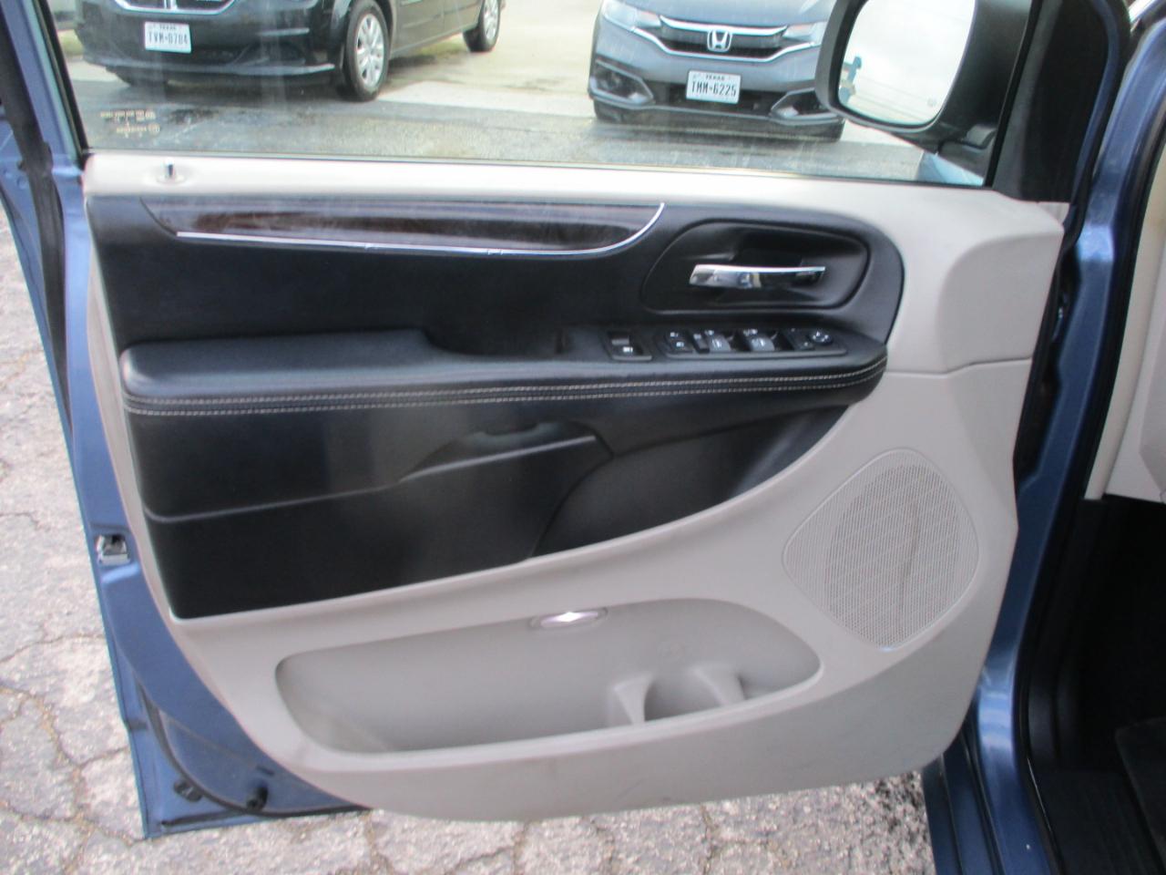 Chrysler Town & Country 4dr Wgn Touring 2012