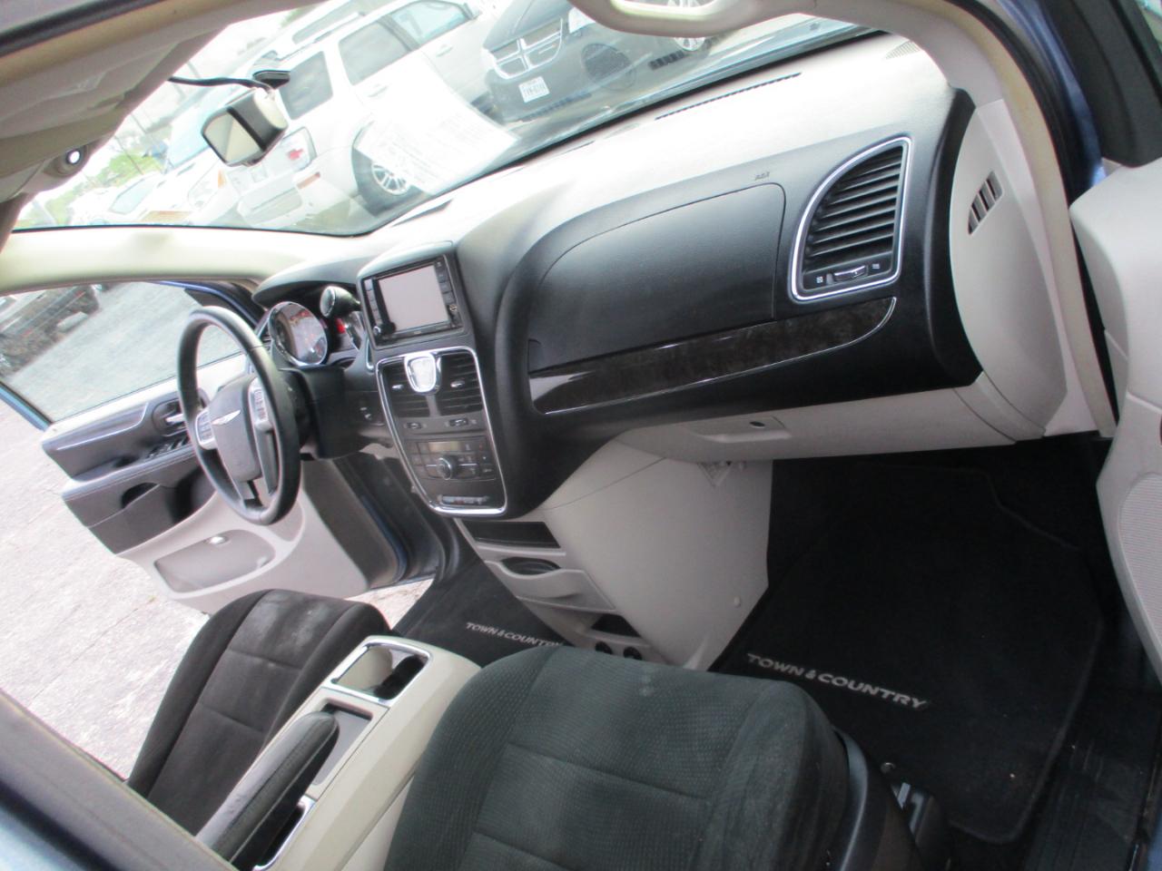 Chrysler Town & Country 4dr Wgn Touring 2012