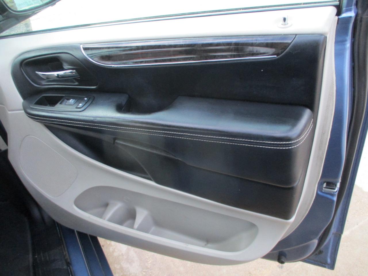 Chrysler Town & Country 4dr Wgn Touring 2012