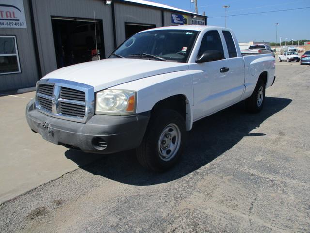 White 2006 Dodge Dakota ST Club Cab RWD Pickup Truck Rear-Wheel Drive
