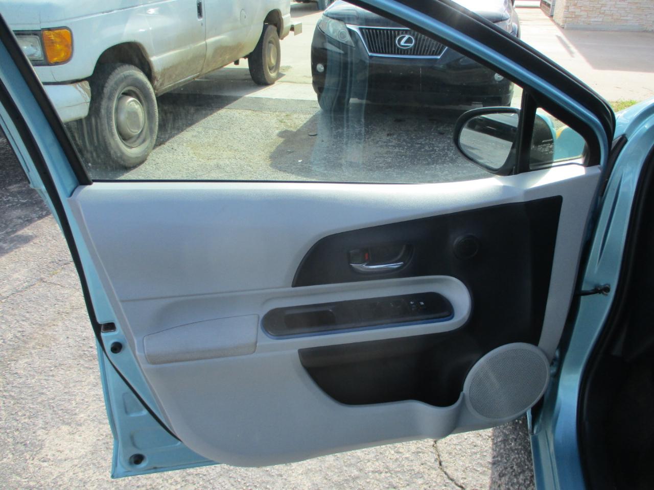 Toyota Prius c 5dr HB Three (Natl) 2012