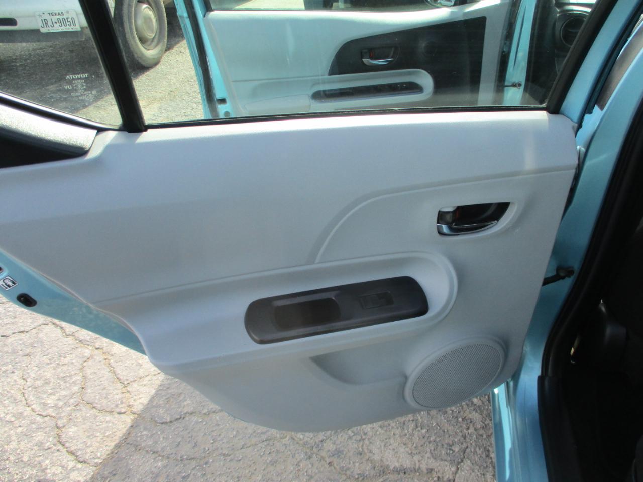 Toyota Prius c 5dr HB Three (Natl) 2012