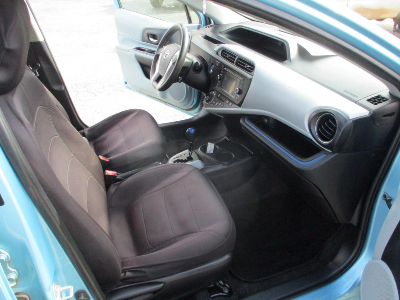 Toyota Prius c 5dr HB Three (Natl) 2012
