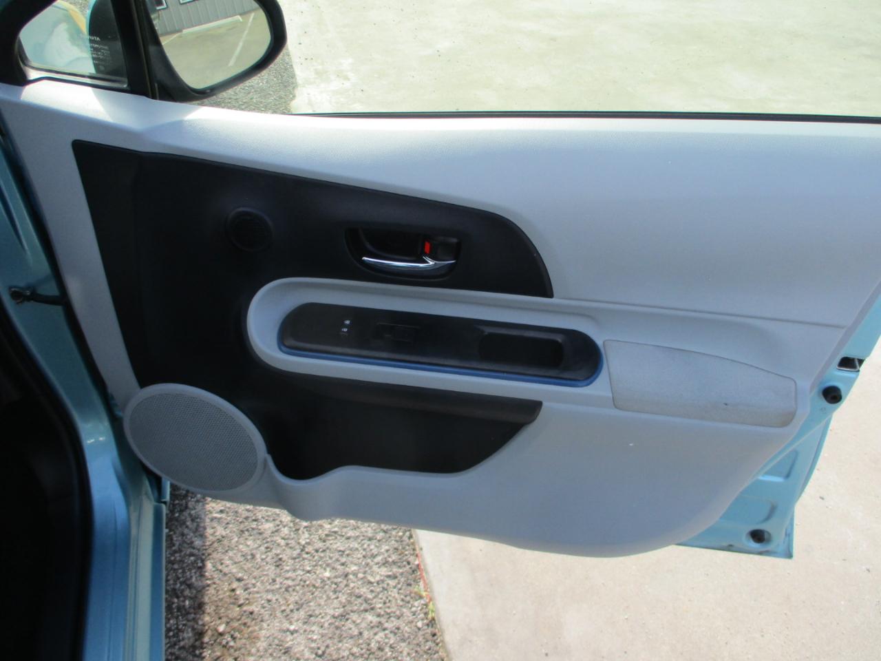 Toyota Prius c 5dr HB Three (Natl) 2012