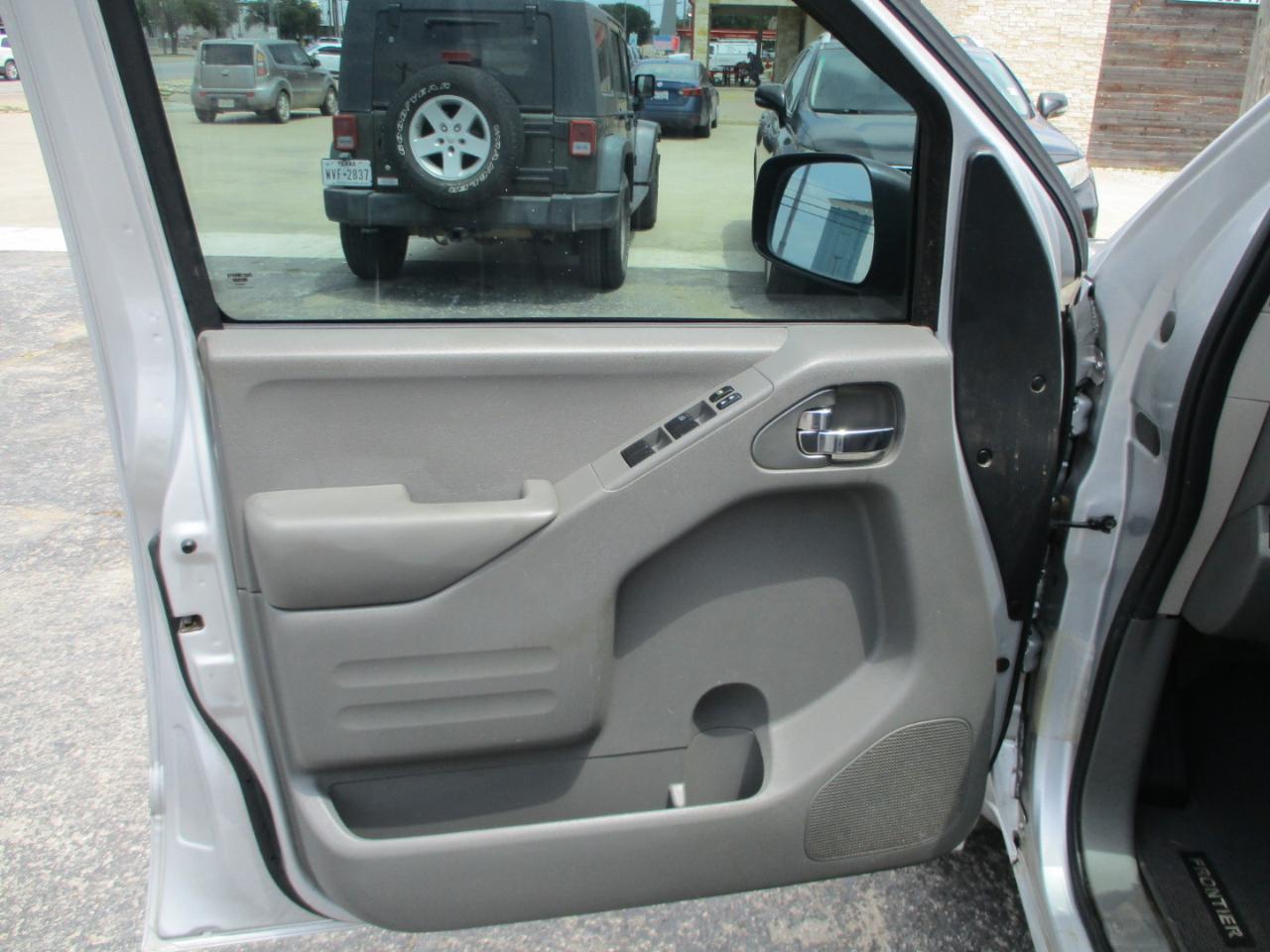 Nissan Frontier 2WD Crew Cab SWB Auto SV 2015