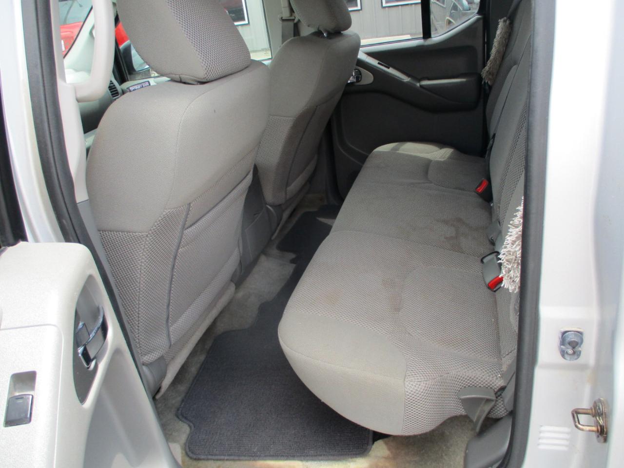 Nissan Frontier 2WD Crew Cab SWB Auto SV 2015