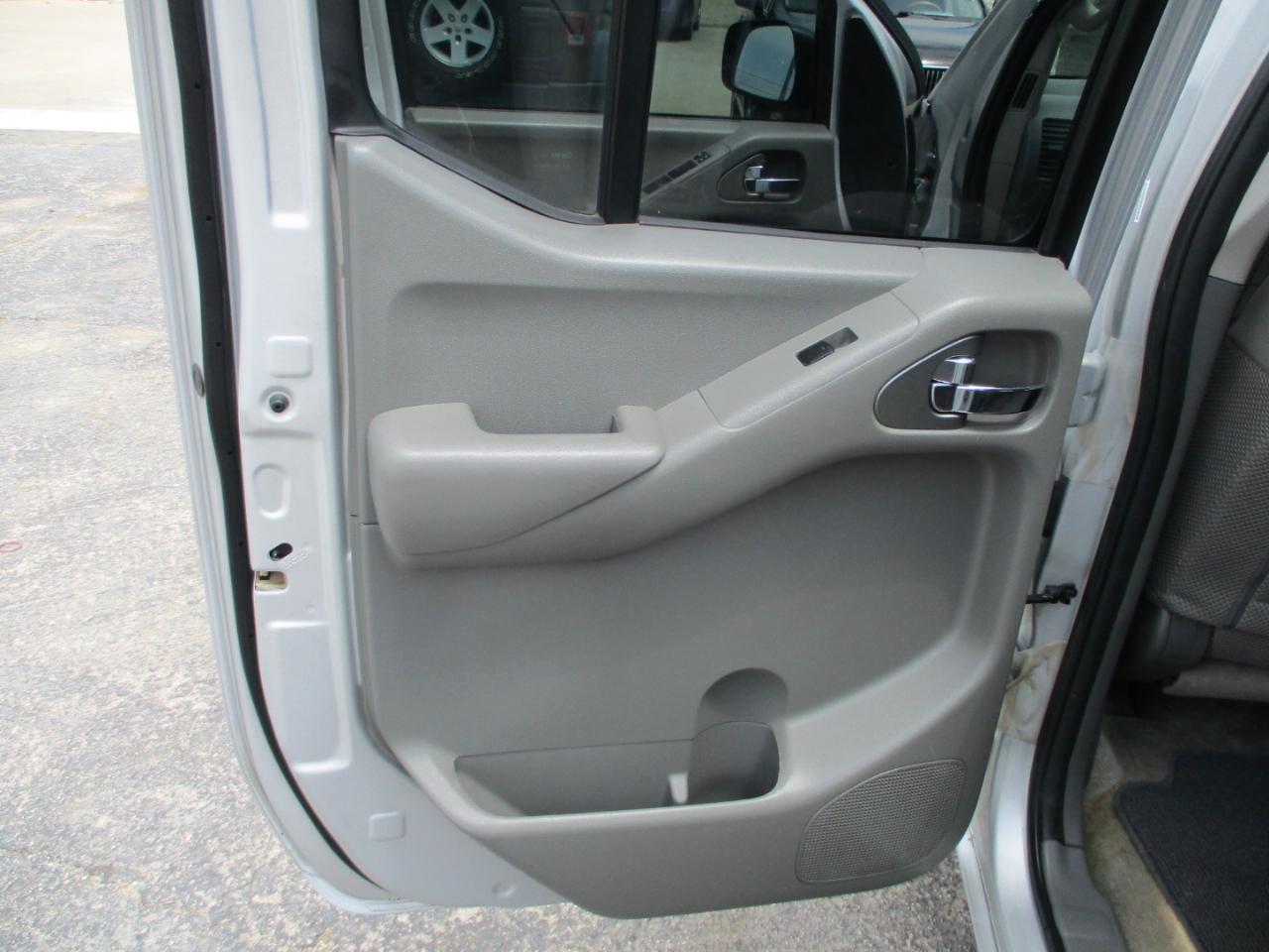 Nissan Frontier 2WD Crew Cab SWB Auto SV 2015