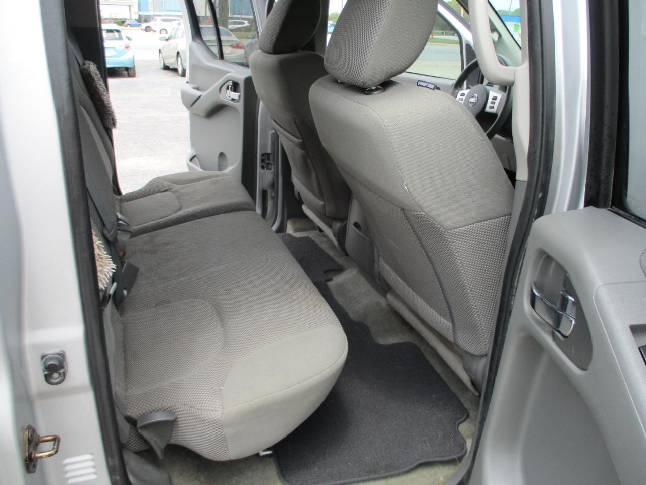 Nissan Frontier 2WD Crew Cab SWB Auto SV 2015