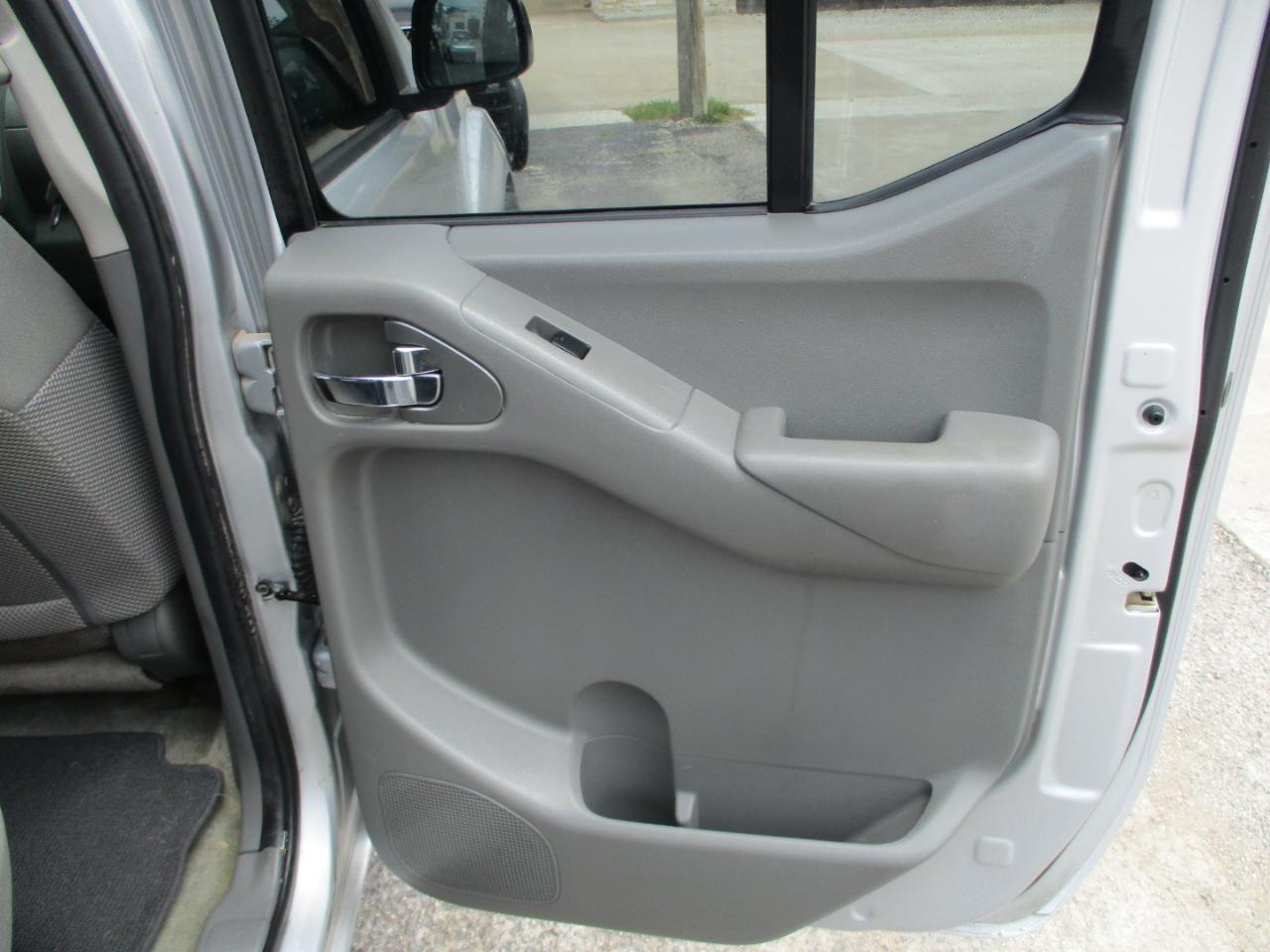 Nissan Frontier 2WD Crew Cab SWB Auto SV 2015