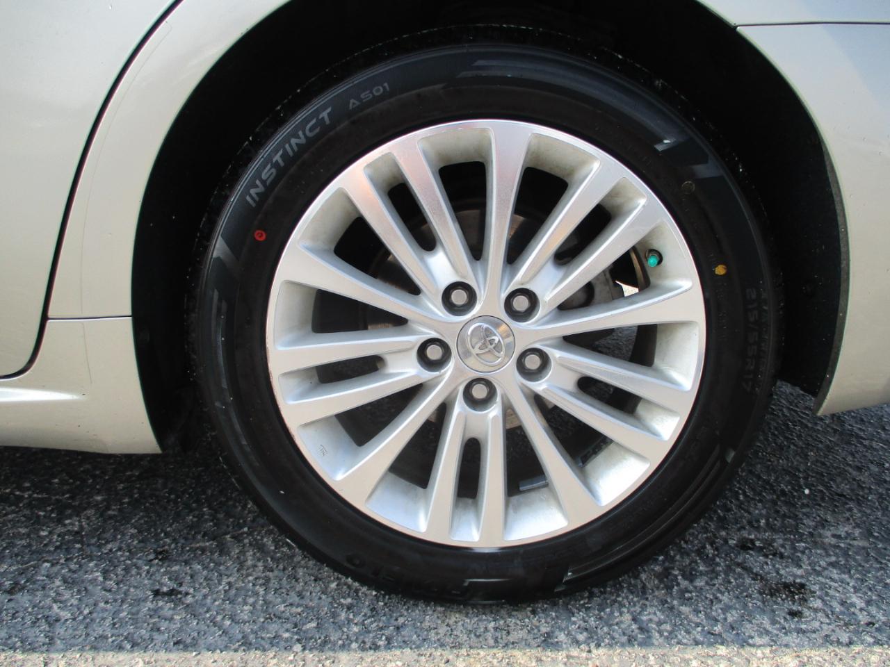 Toyota Avalon Hybrid 4dr Sdn XLE Premium (Natl) 2013
