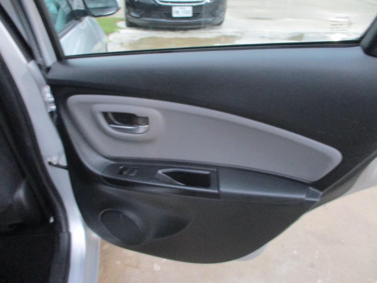 Toyota Yaris 5dr Liftback Auto LE (Natl) 2015