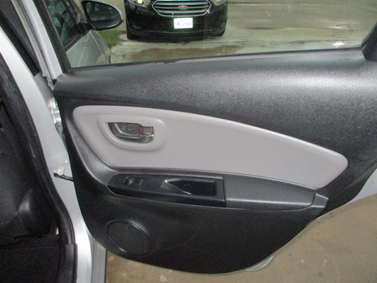 Toyota Yaris 5dr Liftback Auto LE (Natl) 2015