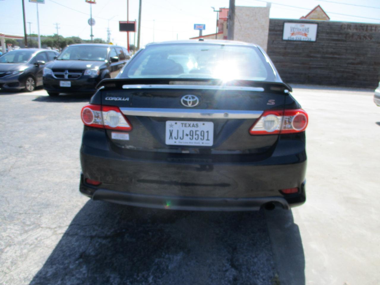 Toyota Corolla 4dr Sdn Auto LE Special Edition (Natl) 2013