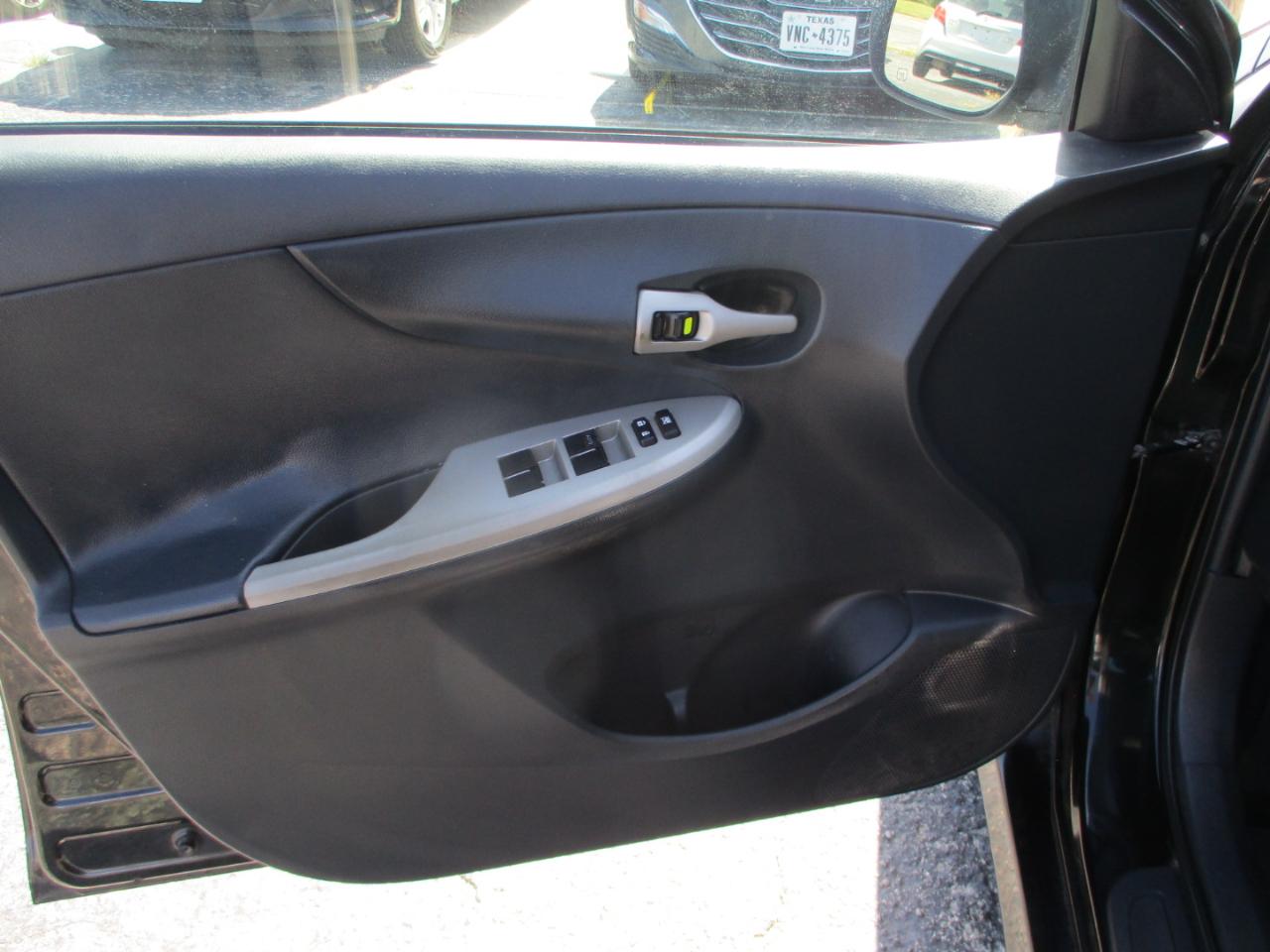 Toyota Corolla 4dr Sdn Auto LE Special Edition (Natl) 2013