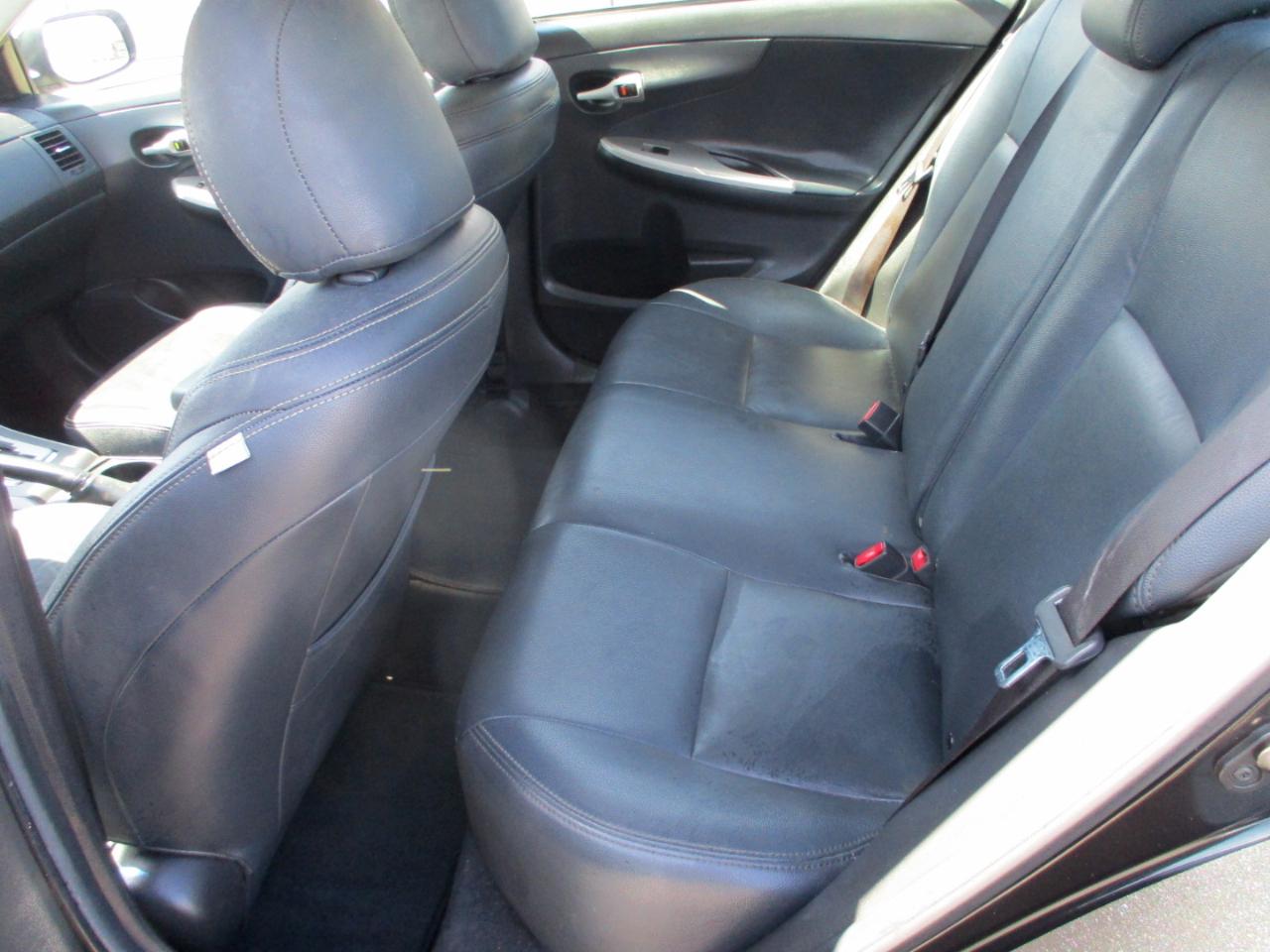 Toyota Corolla 4dr Sdn Auto LE Special Edition (Natl) 2013