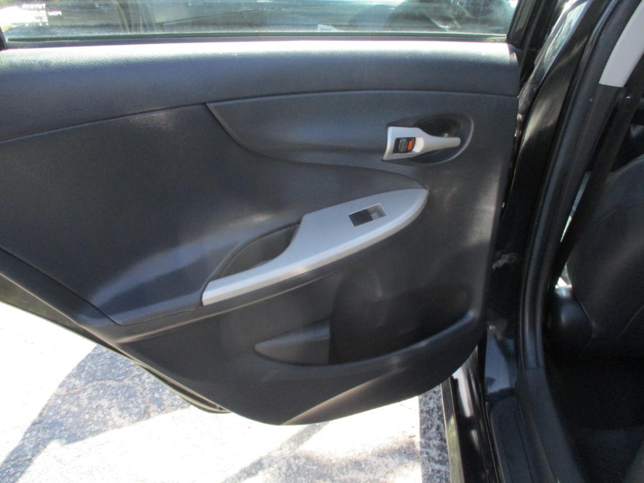Toyota Corolla 4dr Sdn Auto LE Special Edition (Natl) 2013