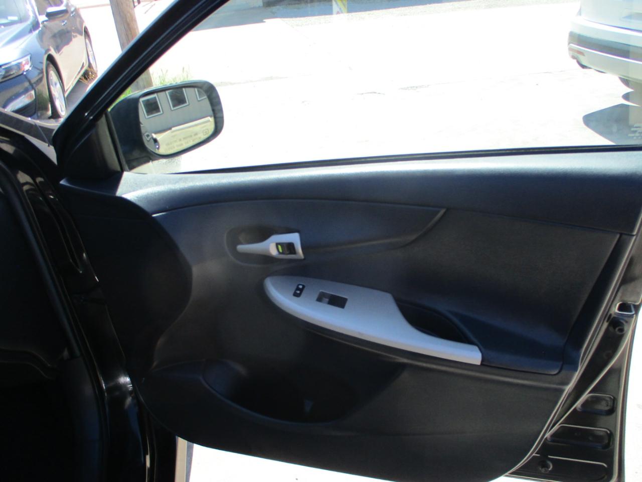 Toyota Corolla 4dr Sdn Auto LE Special Edition (Natl) 2013