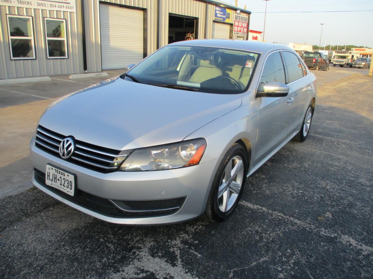 2014 Volkswagen Passat 4dr Sdn 1.8T  SE