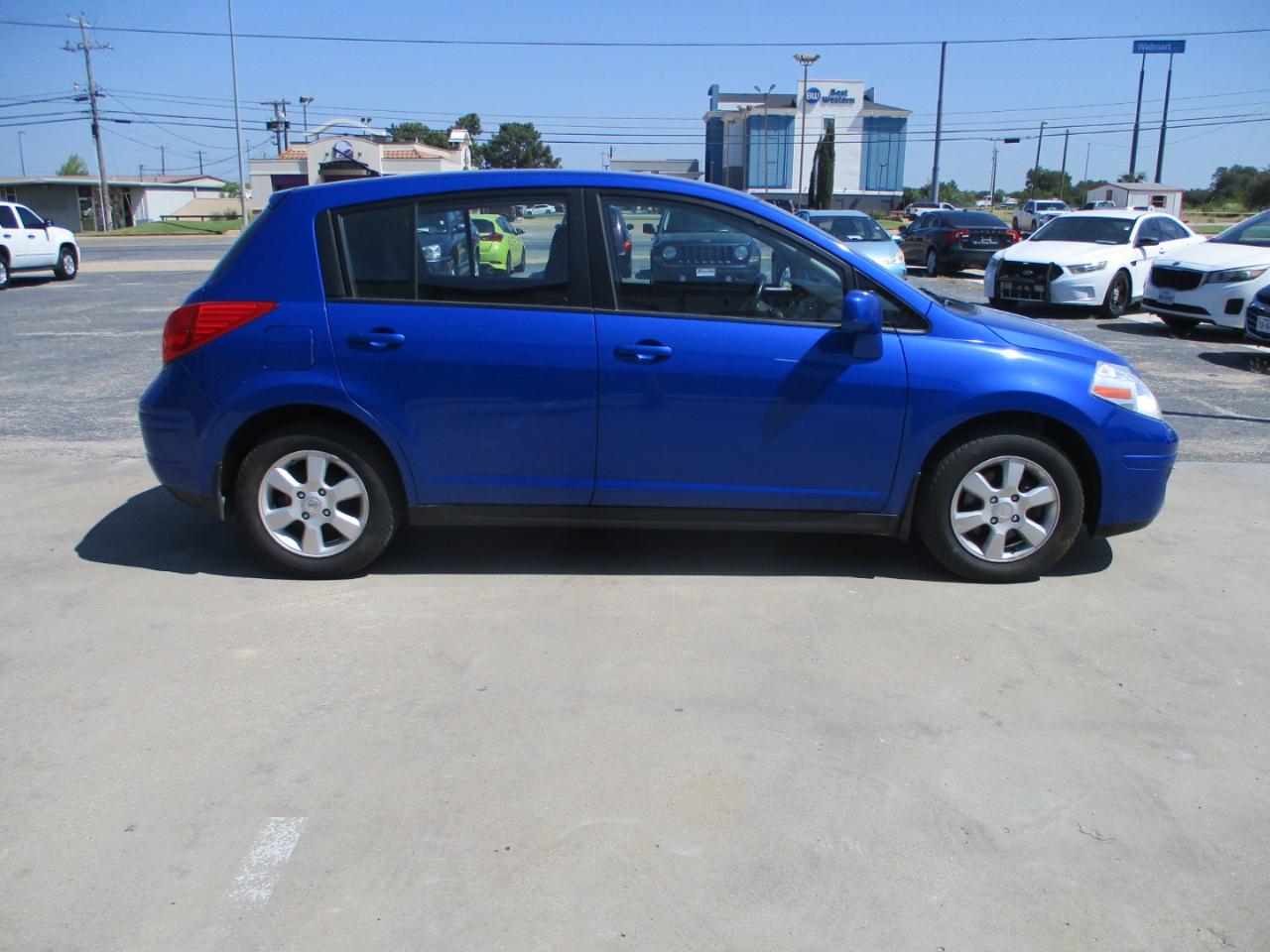 Nissan Versa 5dr HB I4 CVT 1.8 SL 2009