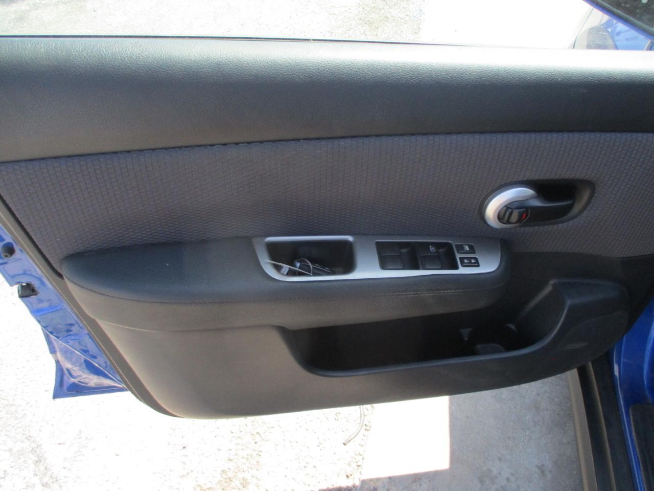 Nissan Versa 5dr HB I4 CVT 1.8 SL 2009