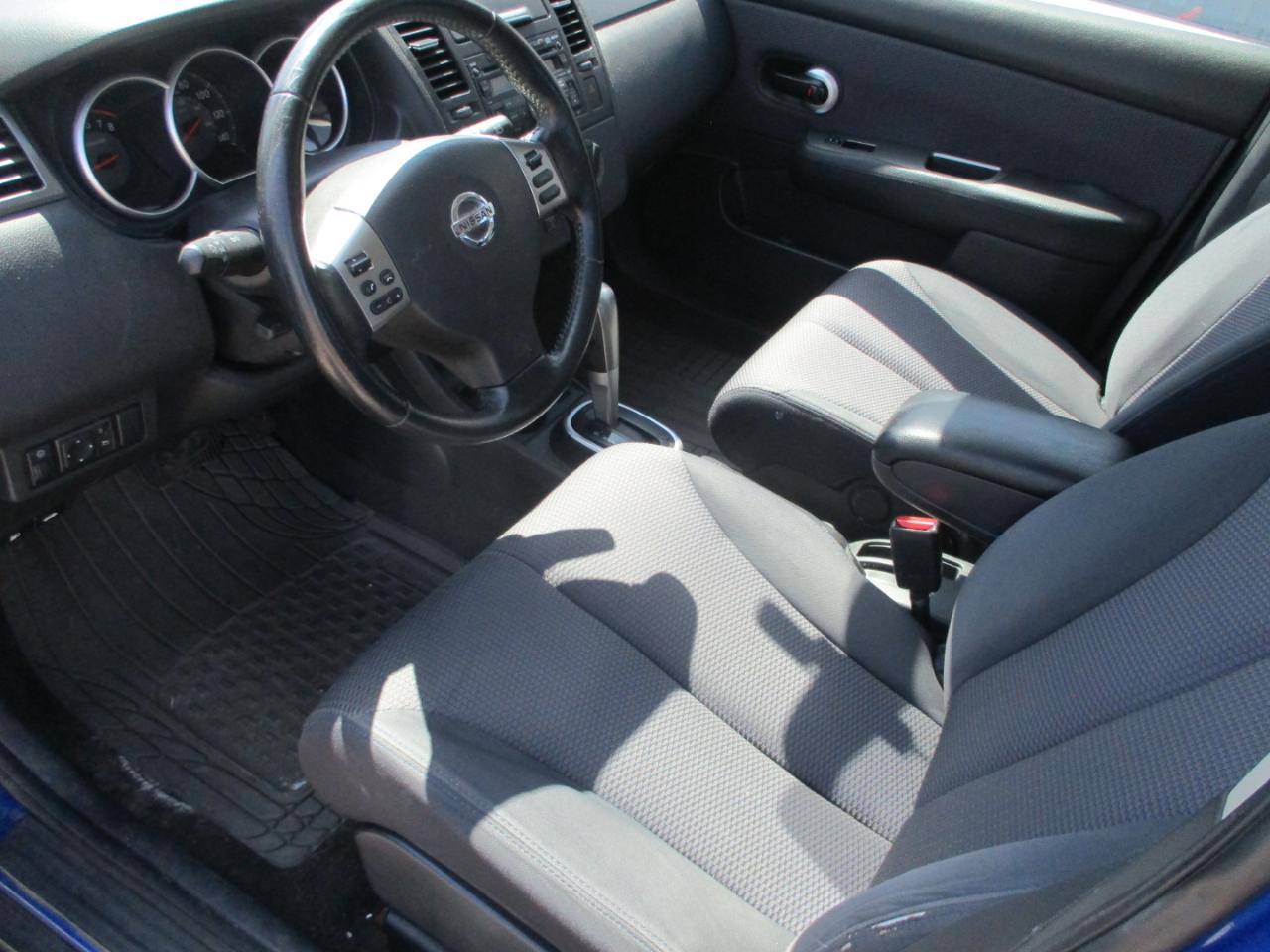 Nissan Versa 5dr HB I4 CVT 1.8 SL 2009