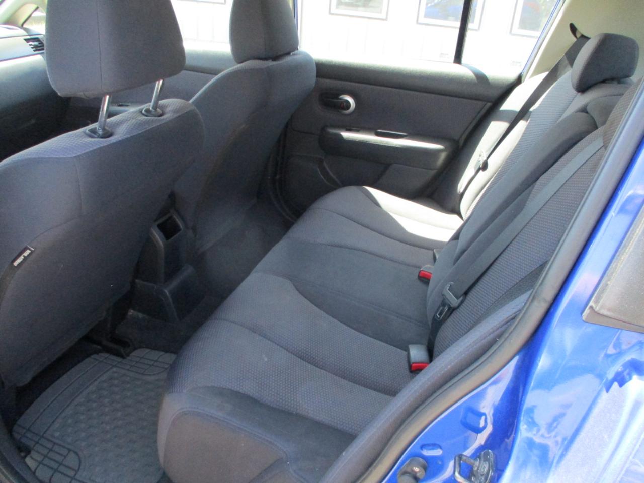 Nissan Versa 5dr HB I4 CVT 1.8 SL 2009