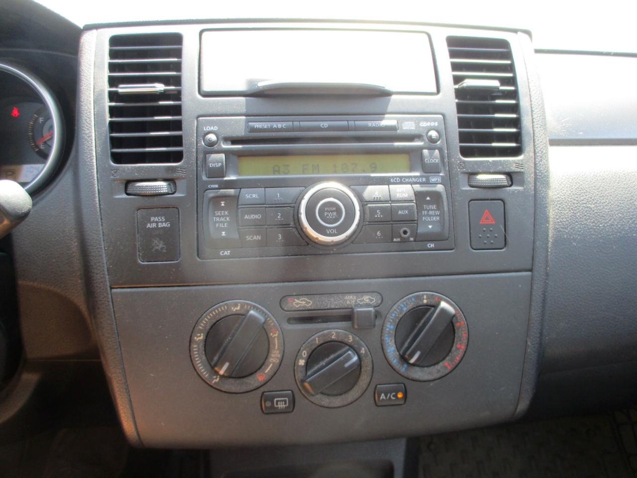 Nissan Versa 5dr HB I4 CVT 1.8 SL 2009
