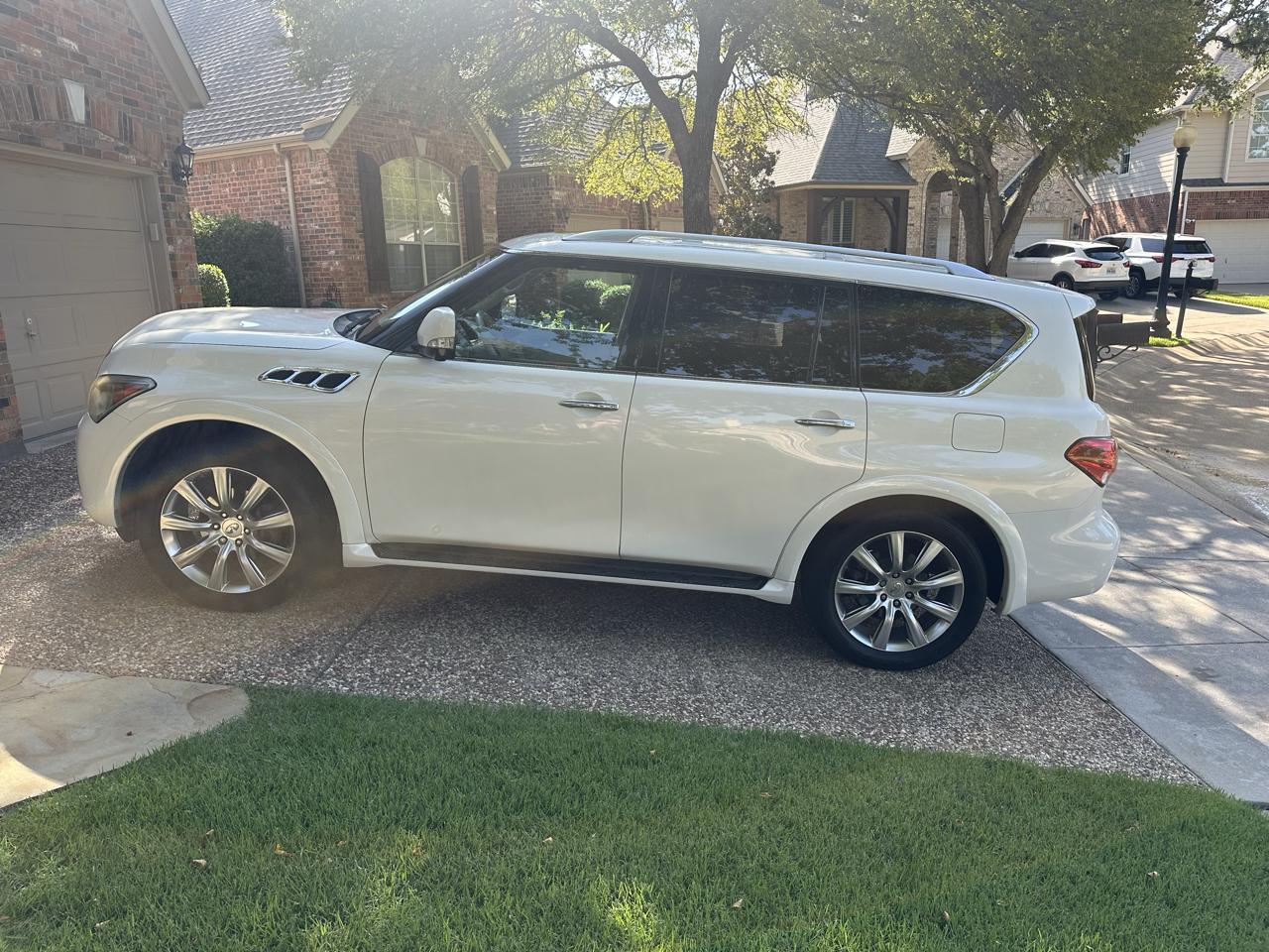 Infiniti QX56 4WD 4dr 7-passenger 2012
