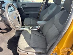Ford Focus 4dr Sdn SE 2009