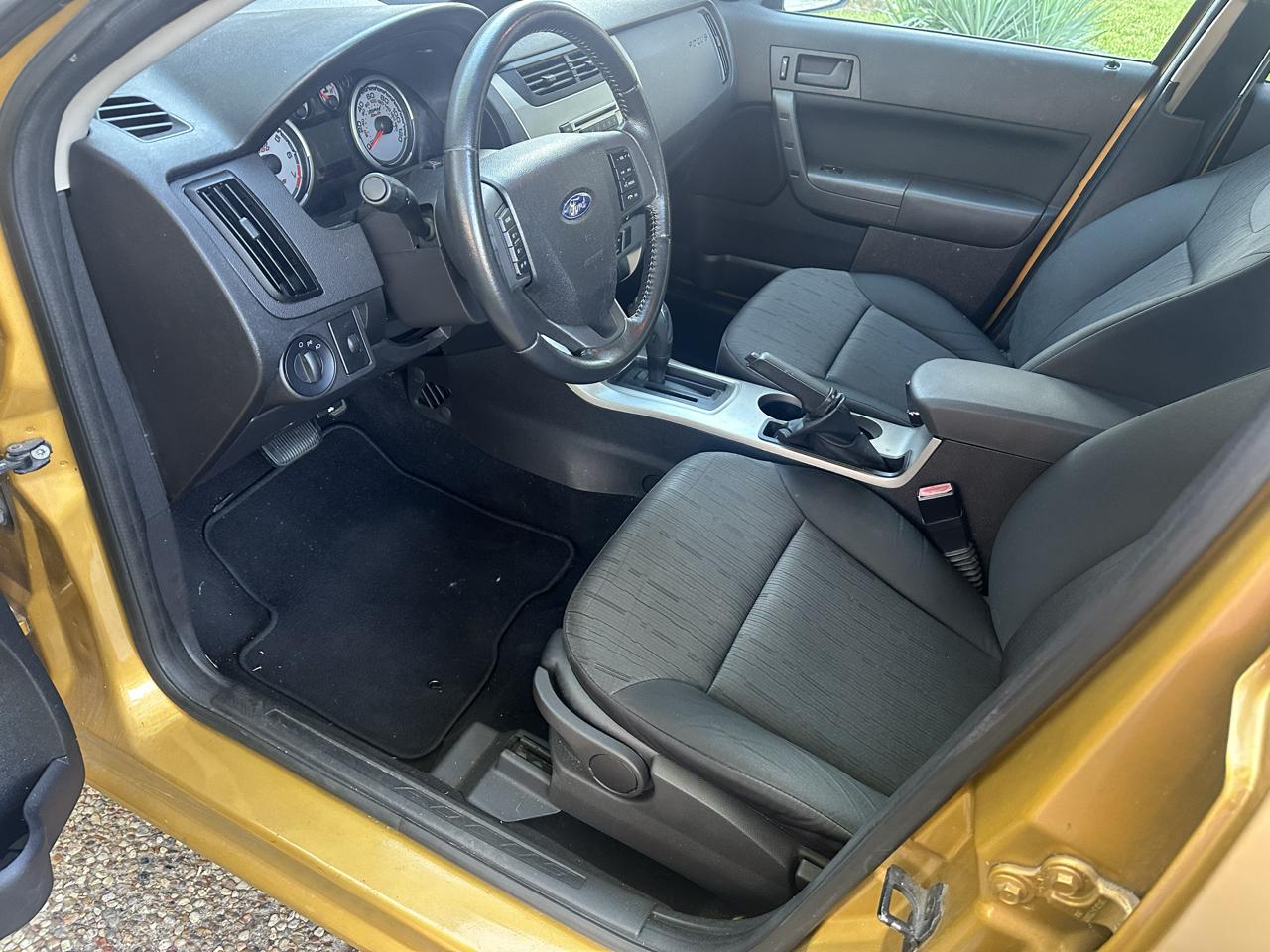 Ford Focus 4dr Sdn SE 2009